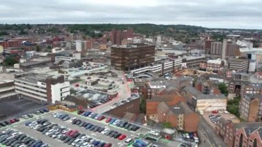 Luton Şehir Merkezi ve Yerel Binalar, Yüksek Angle Drone 'un Luton Şehir Merkezi ve Tren İstasyonu Manzarası. Luton İngiltere Büyük Britanya