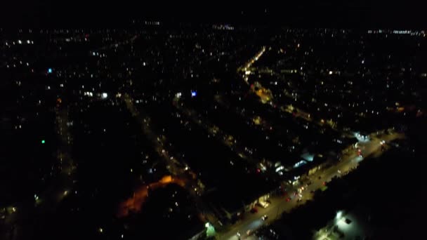 夜にはルトン タウン イングランドの豪華な空中ビュー ドローンのカメラで撮影した高角度映像 — ストック動画