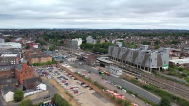 Luton Şehir Merkezi ve Yerel Binalar, Yüksek Angle Drone 'un Luton Şehir Merkezi ve Tren İstasyonu Manzarası. Luton İngiltere Büyük Britanya