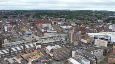 Luton Şehir Merkezi ve Yerel Binalar, Yüksek Angle Drone 'un Luton Şehir Merkezi ve Tren İstasyonu Manzarası. Luton İngiltere Büyük Britanya