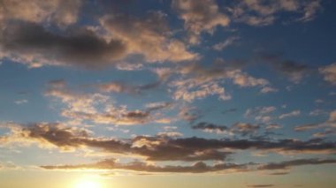 İngiltere 'nin Luton şehrinin üzerinde Güzel Günbatımı Sahnesi