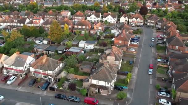 Luchtfoto Van Britse Residentiële Huizen Boven City Tijdens Zonsondergang — Stockvideo