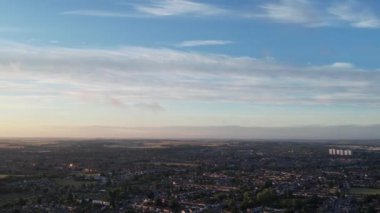 İngiltere 'nin Luton şehrinin üzerinde Güzel Günbatımı Sahnesi