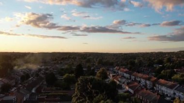 İngiltere 'nin Luton şehrinin üzerinde Güzel Günbatımı Sahnesi