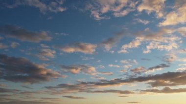 İngiltere 'nin Luton şehrinin üzerinde Güzel Günbatımı Sahnesi