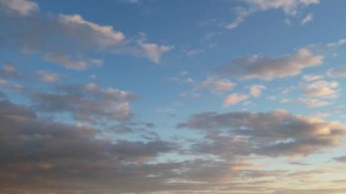 İngiltere 'nin Luton şehrinin üzerinde Güzel Günbatımı Sahnesi