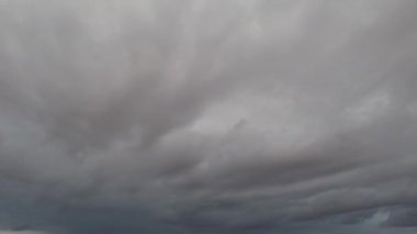 Dramatik Bulutların ve Gökyüzünün Güzel Yüksek Açılı Görüntüsü