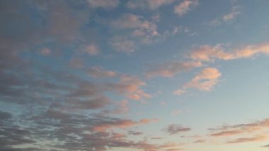 İngiltere 'nin Luton şehrinin üzerinde Güzel Günbatımı Sahnesi