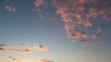 İngiltere 'nin Luton şehrinin üzerinde Güzel Günbatımı Sahnesi