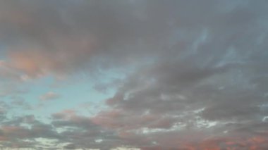 İngiltere 'nin Luton şehrinin üzerinde Güzel Günbatımı Sahnesi