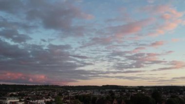 İngiltere 'nin Luton şehrinin üzerinde Güzel Günbatımı Sahnesi