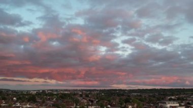 İngiltere 'nin Luton şehrinin üzerinde Güzel Günbatımı Sahnesi