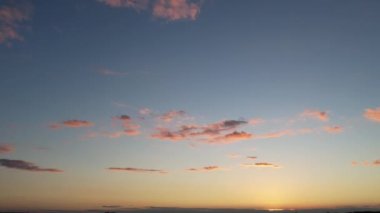 İngiltere 'nin Luton şehrinin üzerinde Güzel Günbatımı Sahnesi