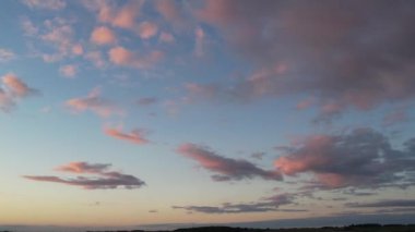 İngiltere 'nin Luton şehrinin üzerinde Güzel Günbatımı Sahnesi