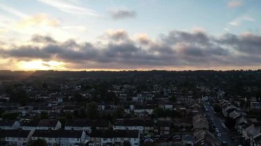 İngiltere 'nin Luton şehrinin üzerinde Güzel Günbatımı Sahnesi