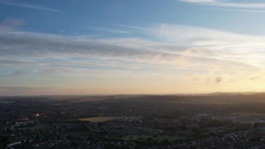 İngiltere 'nin Luton şehrinin üzerinde Güzel Günbatımı Sahnesi