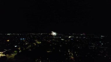 Canlı Havai fişeklerin Güzel Hava Görüntüsü ve Gece Yolları ve Şehir Aydınlandı