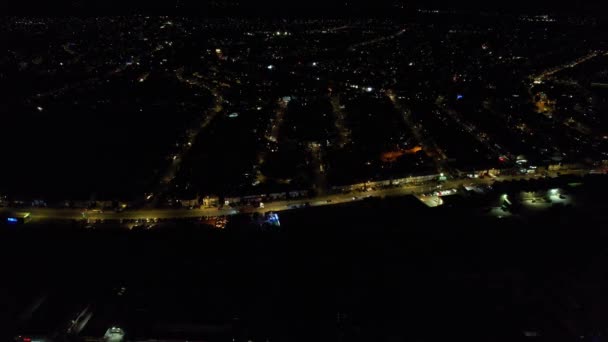 夜のライブ花火とライトアップされた道路や街の美しい空中映像 — ストック動画