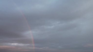 Luton şehrinde Gökkuşağının Yüksek Açılı Görüntüsü