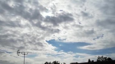 Şehrin Üzerindeki Güzel Bulutların Zaman Hızı Görüntüsü