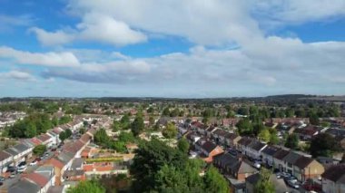 İngiltere 'nin Luton şehrinde dramatik bulutları olan Güzel Gökyüzü
