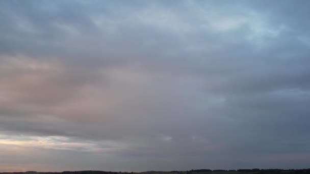 Dramatik Bulutların Gökyüzünün Güzel Yüksek Açılı Görüntüsü — Stok video