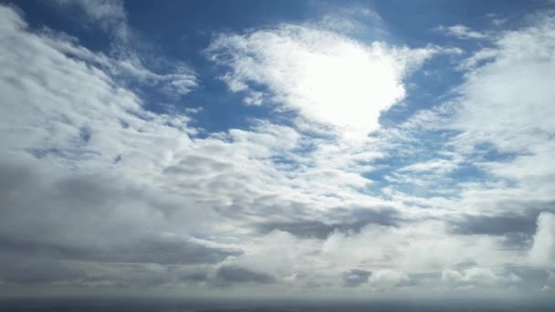 街中の美しい雲のタイムラプス映像 — ストック動画