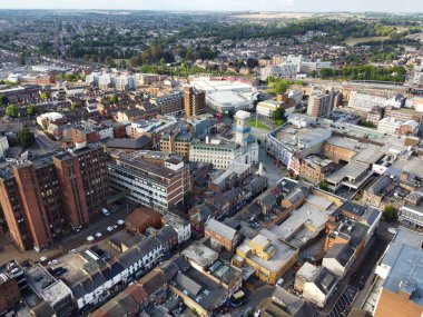 İngiltere 'nin İngiliz kenti İngiltere' deki konutların ve şehir merkezinin havadan görüntüsü