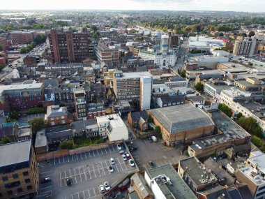 İngiltere 'nin İngiliz kenti İngiltere' deki konutların ve şehir merkezinin havadan görüntüsü