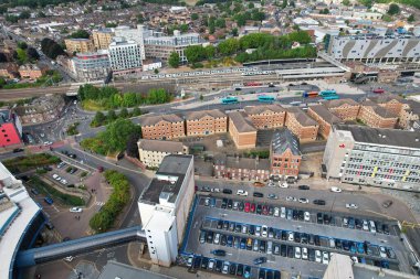İngiltere 'nin İngiliz kenti İngiltere' deki konutların ve şehir merkezinin havadan görüntüsü