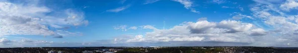 英国英格兰城市上空美丽的云彩场景 — 图库照片
