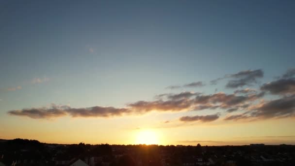 日落时英国城镇上空美丽的空中画面 — 图库视频影像