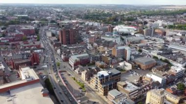 İngiliz Otoyolları 'nın Zirve Zamanı Hızlı Hareket Eden Hava Manzarası. M1 J11 ve J7 Otoyol Kavşağı. Zaman Süreleri