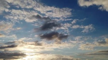 Dramatik Bulutların ve Gökyüzünün Güzel Yüksek Açılı Görüntüsü