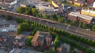 Luton Tren İstasyonu ve İngiltere 'nin Luton Kasabası Şehir Merkezi' ndeki tren raylarının hava görüntüleri ve yüksek açılı görüntüsü.