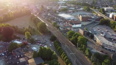 Luton Tren İstasyonu ve İngiltere 'nin Luton Kasabası Şehir Merkezi' ndeki tren raylarının hava görüntüleri ve yüksek açılı görüntüsü.
