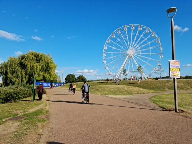 İngiltere, İngiltere, İngiltere, MILTON KEYNES - 21 Eylül 2022: Caldecotte Gölü ve Binalarının Hava Görüntüsü. İngiltere 'de yer alan göl, yolun iki tarafına bölünmüştür: Çevredeki Bar, Restoran ve Oteller.