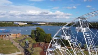 İngiltere 'deki Willen Gölü Halk Parkı Milton Keynes' de dönme dolap ve Rides. Willen Lake, Milton Keynes, Buckinghamshire 'da bulunan bir ziyaretçi merkezi..