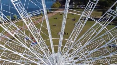 İngiltere 'deki Willen Gölü Halk Parkı Milton Keynes' de dönme dolap ve Rides. Willen Lake, Milton Keynes, Buckinghamshire 'da bulunan bir ziyaretçi merkezi..