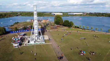 İngiltere 'deki Willen Gölü Halk Parkı Milton Keynes' de dönme dolap ve Rides. Willen Lake, Milton Keynes, Buckinghamshire 'da bulunan bir ziyaretçi merkezi..