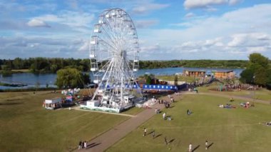 İngiltere 'deki Willen Gölü Halk Parkı Milton Keynes' de dönme dolap ve Rides. Willen Lake, Milton Keynes, Buckinghamshire 'da bulunan bir ziyaretçi merkezi..