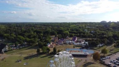 İngiltere 'deki Willen Gölü Halk Parkı Milton Keynes' de dönme dolap ve Rides. Willen Lake, Milton Keynes, Buckinghamshire 'da bulunan bir ziyaretçi merkezi..