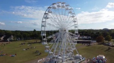 İngiltere 'deki Willen Gölü Halk Parkı Milton Keynes' de dönme dolap ve Rides. Willen Lake, Milton Keynes, Buckinghamshire 'da bulunan bir ziyaretçi merkezi..