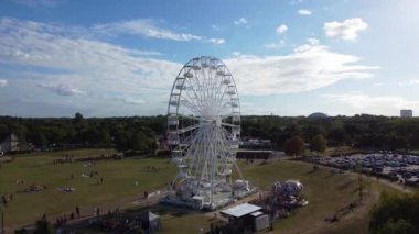 İngiltere 'deki Willen Gölü Halk Parkı Milton Keynes' de dönme dolap ve Rides. Willen Lake, Milton Keynes, Buckinghamshire 'da bulunan bir ziyaretçi merkezi..