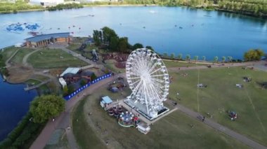 İngiltere 'deki Willen Gölü Halk Parkı Milton Keynes' de dönme dolap ve Rides. Willen Lake, Milton Keynes, Buckinghamshire 'da bulunan bir ziyaretçi merkezi..
