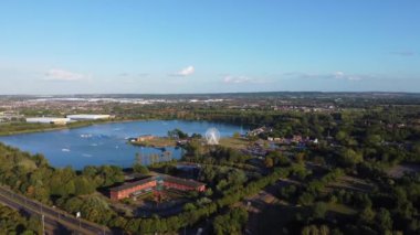 İngiltere 'deki Willen Gölü Halk Parkı Milton Keynes' de dönme dolap ve Rides. Willen Lake, Milton Keynes, Buckinghamshire 'da bulunan bir ziyaretçi merkezi..