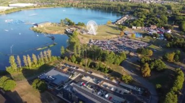 İngiltere 'deki Willen Gölü Halk Parkı Milton Keynes' de dönme dolap ve Rides. Willen Lake, Milton Keynes, Buckinghamshire 'da bulunan bir ziyaretçi merkezi..