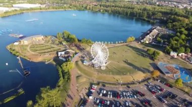 İngiltere 'deki Willen Gölü Halk Parkı Milton Keynes' de dönme dolap ve Rides. Willen Lake, Milton Keynes, Buckinghamshire 'da bulunan bir ziyaretçi merkezi..