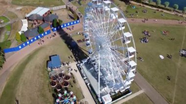 İngiltere 'deki Willen Gölü Halk Parkı Milton Keynes' de dönme dolap ve Rides. Willen Lake, Milton Keynes, Buckinghamshire 'da bulunan bir ziyaretçi merkezi..