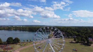 İngiltere 'deki Willen Gölü Halk Parkı Milton Keynes' de dönme dolap ve Rides. Willen Lake, Milton Keynes, Buckinghamshire 'da bulunan bir ziyaretçi merkezi..